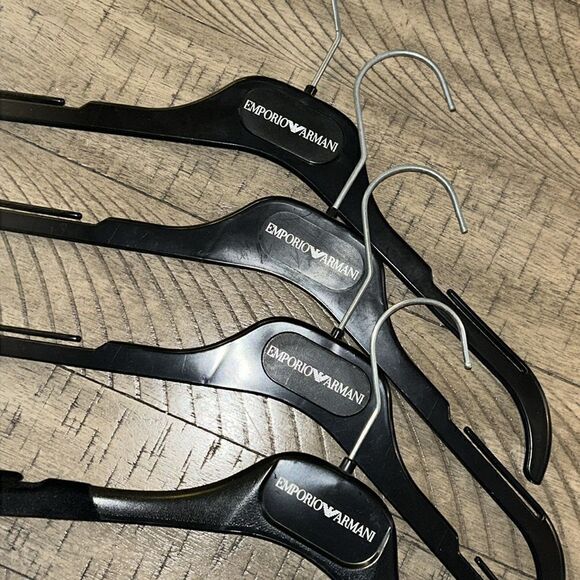 Emporio Armani Shirt 👚 & Sweater Hangars (1 w/ velvet) Set of 4 Get Organized. - Picture 12 of 15